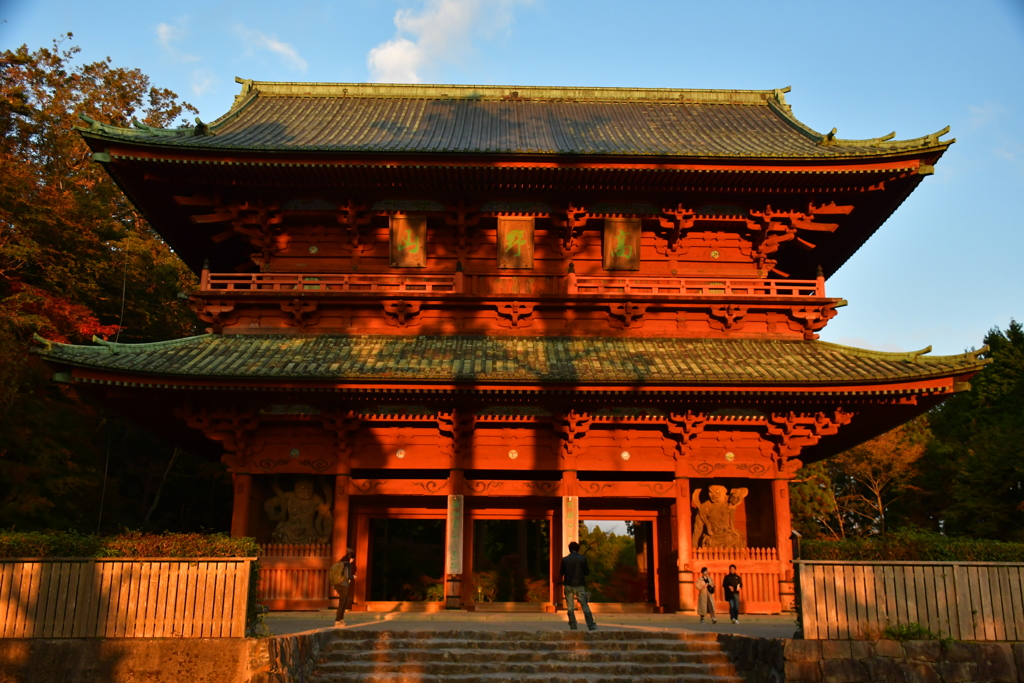 金色の大門。