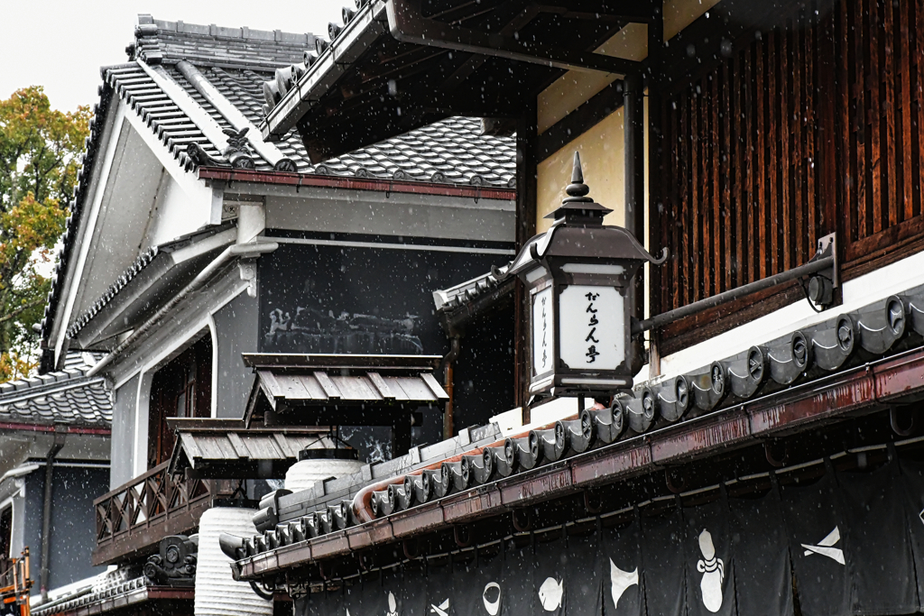 雨の横丁。