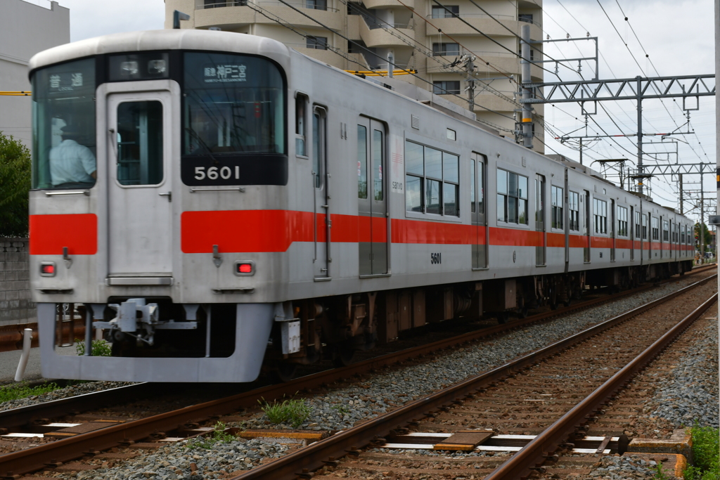 遮断機の音が。