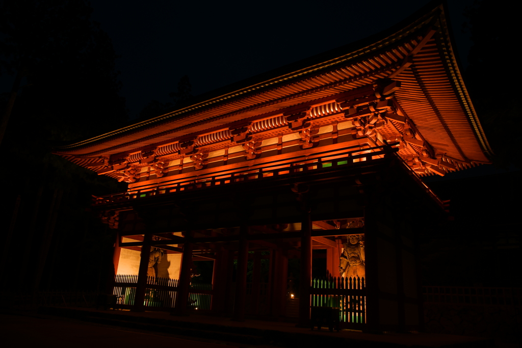 中門、夜。