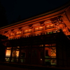 中門、夜。
