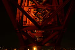 紅い橋その下から。