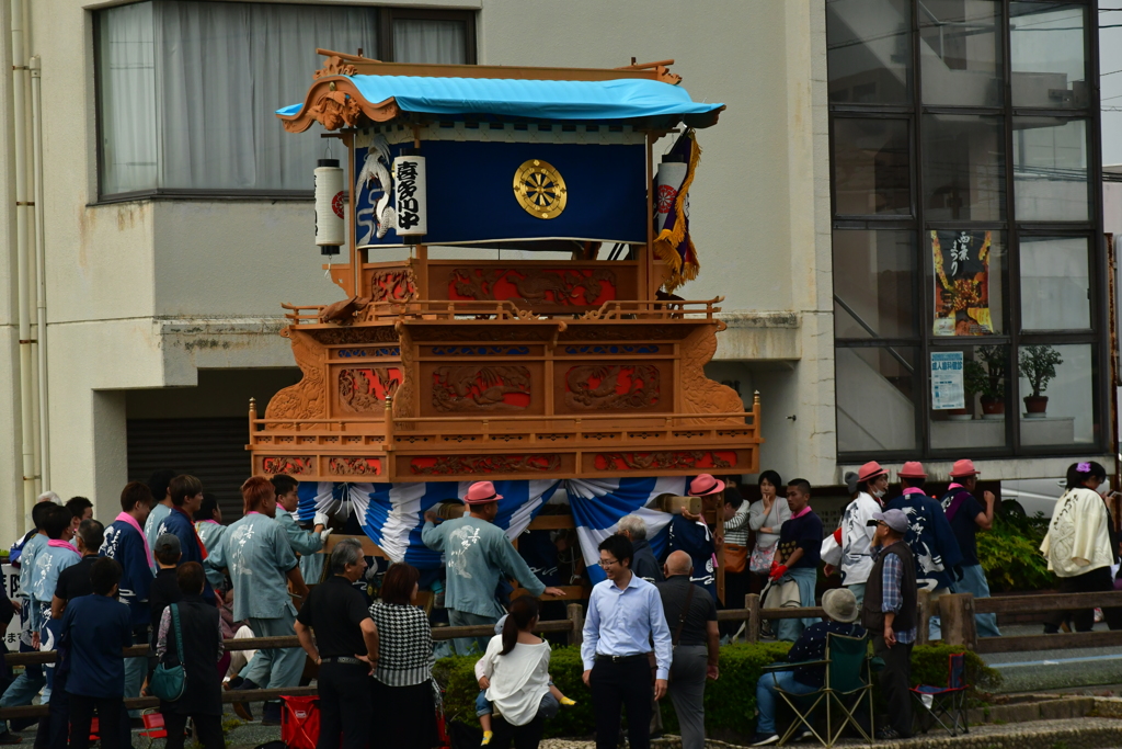 だんじりが行く。