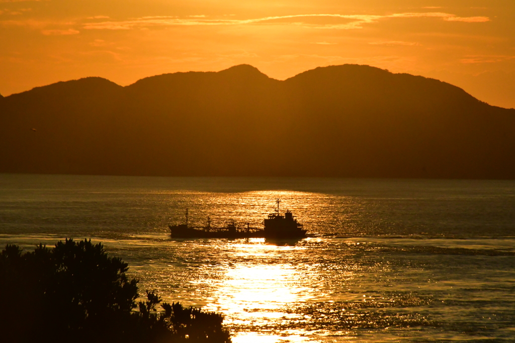 船は夕陽を渡る。