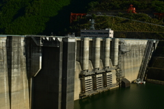ダムの景。