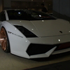 白い車。