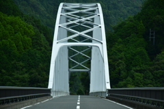白い鉄橋。