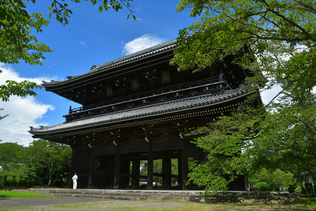 大門。