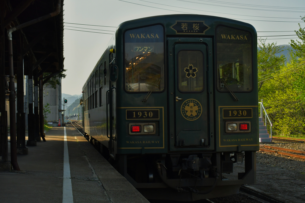 発車ベルの音に。