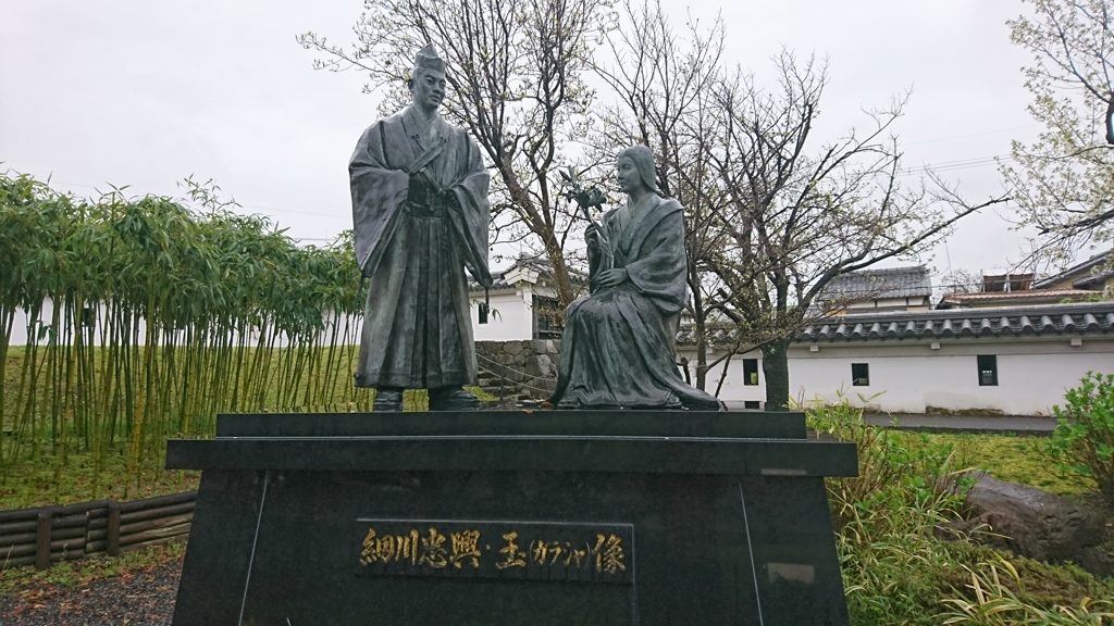 列愛の夫婦の像。