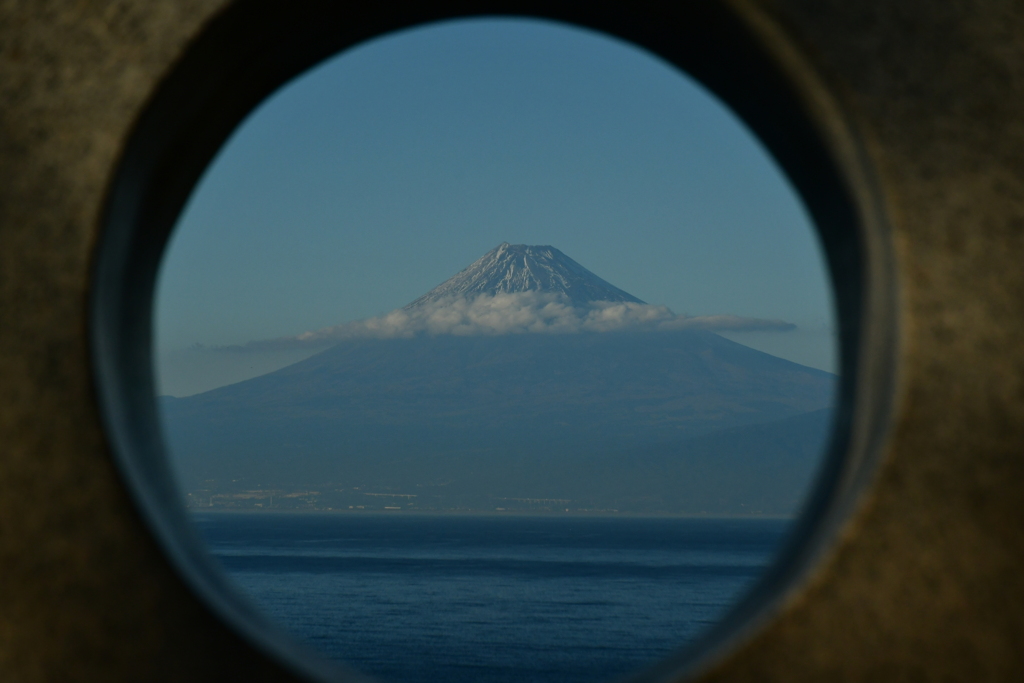 覗けば富士の山。