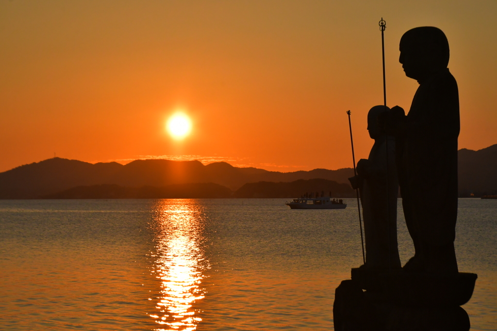 落ちる夕陽に。