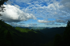 空と山。