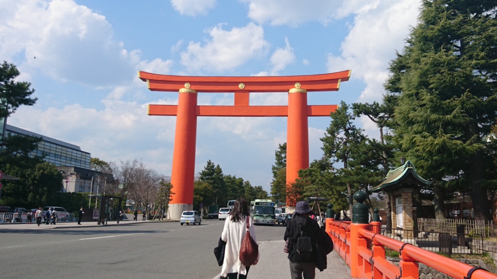 平安神宮の巨大鳥居。