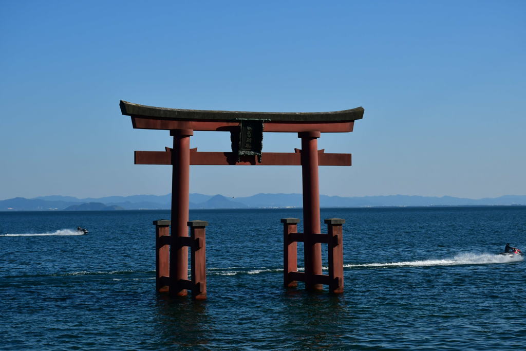 湖上の鳥居。