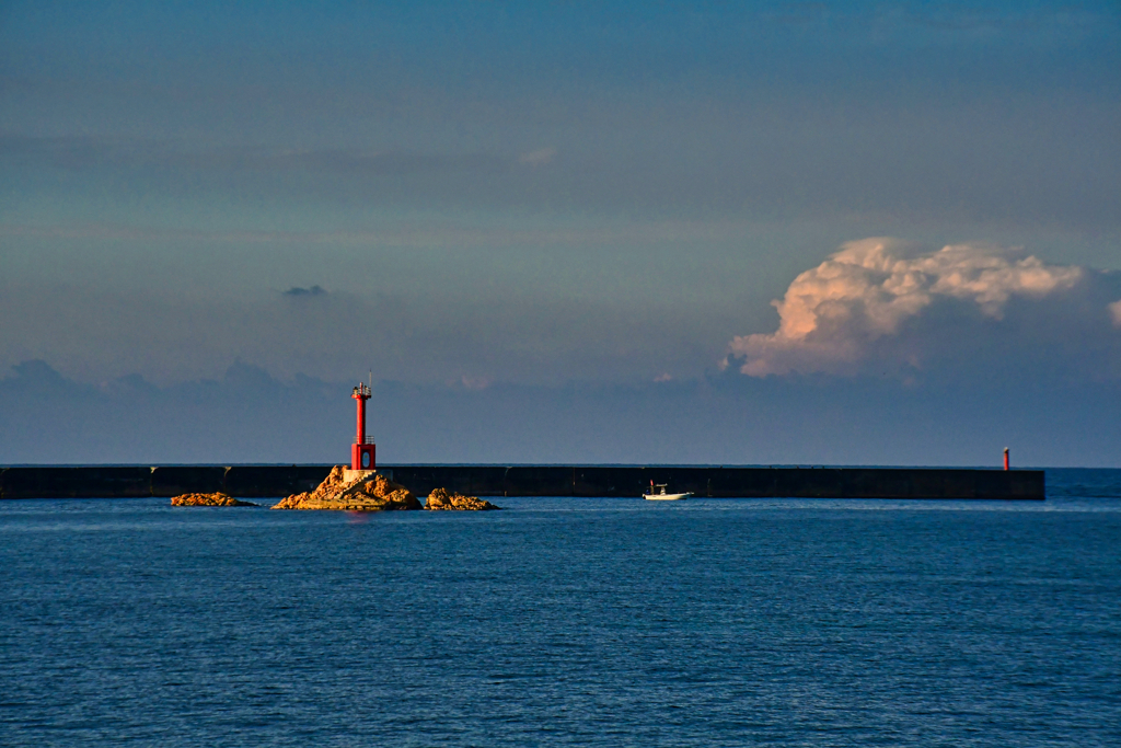 夕陽に赤い帆。
