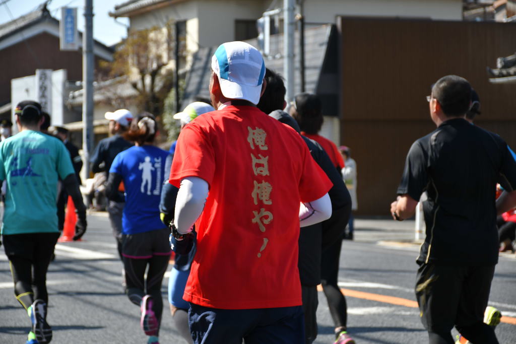 男の背中。