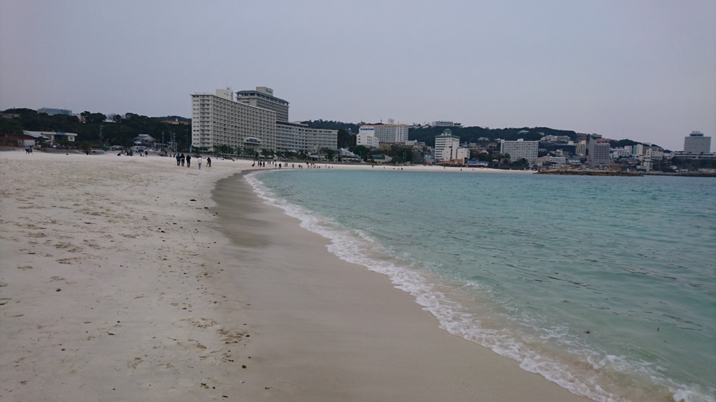 白浜の波の間に間に。