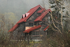 赤い屋根の小屋。