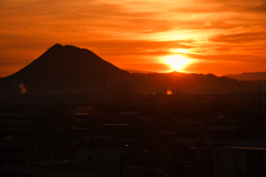 朝は三上山から。