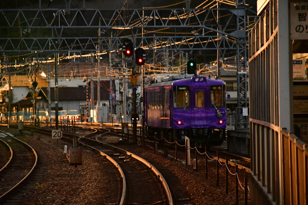 夕暮れの電車。