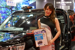 タクシーに手を上げて。