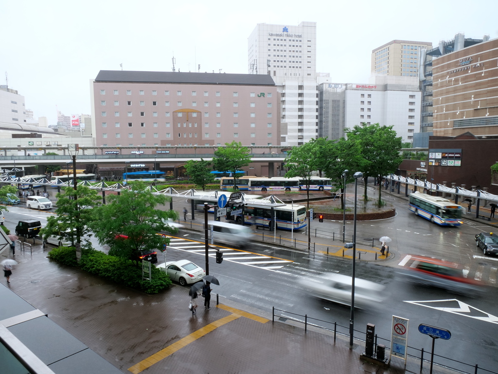 雨の日の駅前