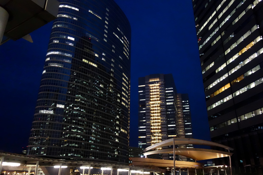 夜のビル