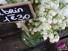 幸福を願ってスズランの花を