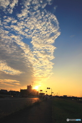 晴天に迫る夕日