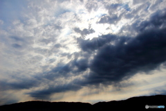 散り去っていく雲の隙間から