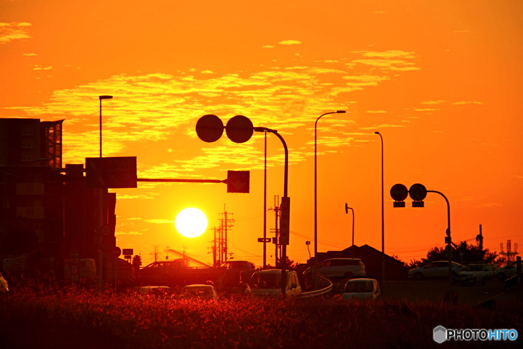 夕焼けに囲まれた夕日