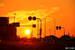 夕焼けに囲まれた夕日