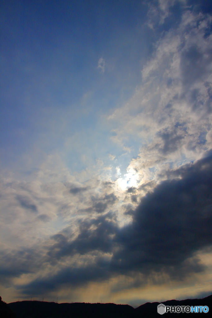 散り去っていく雲の隙間から