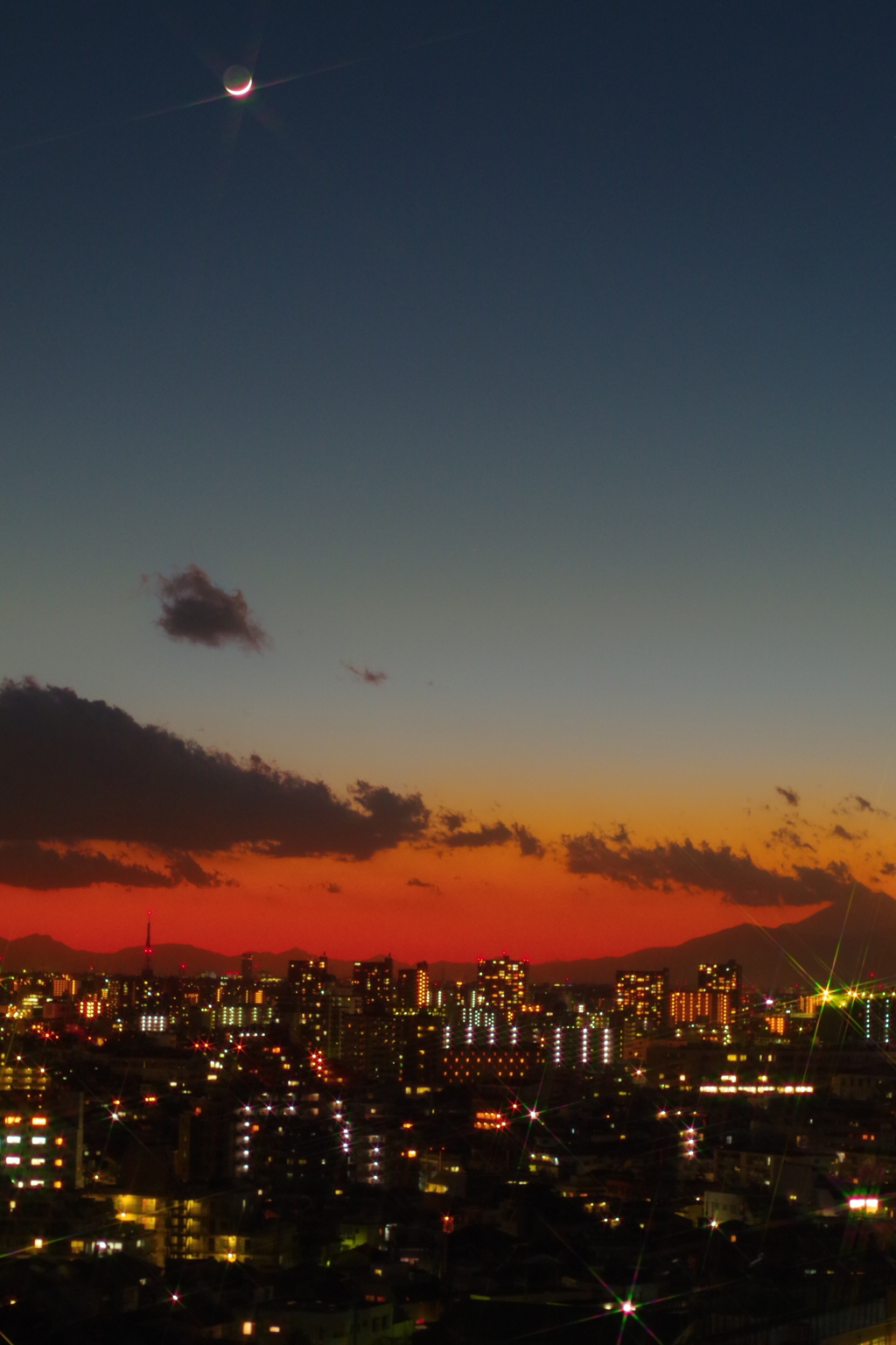 夕焼けの中の月