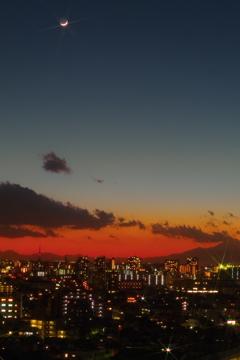 夕焼けの中の月