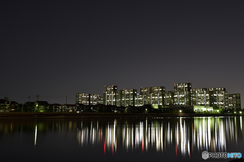 高層住宅群夜景