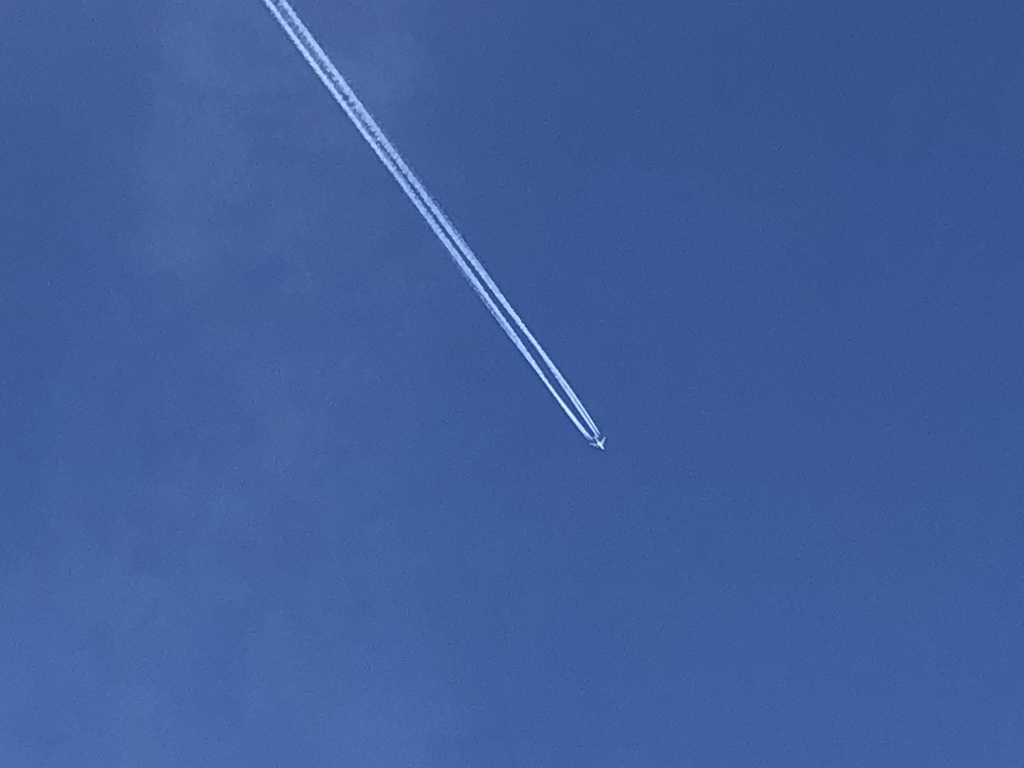 ブルーのスケッチに飛行機曇