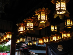 亀井堂の灯篭