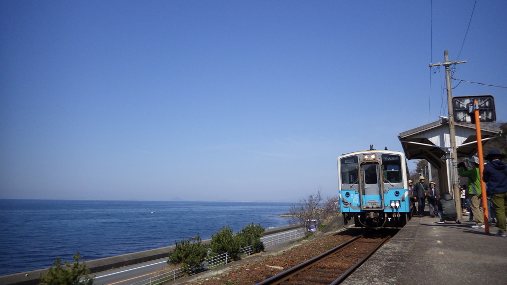 瀬戸内沿いを走る列車