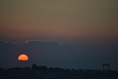 沈む夕日と鳥居