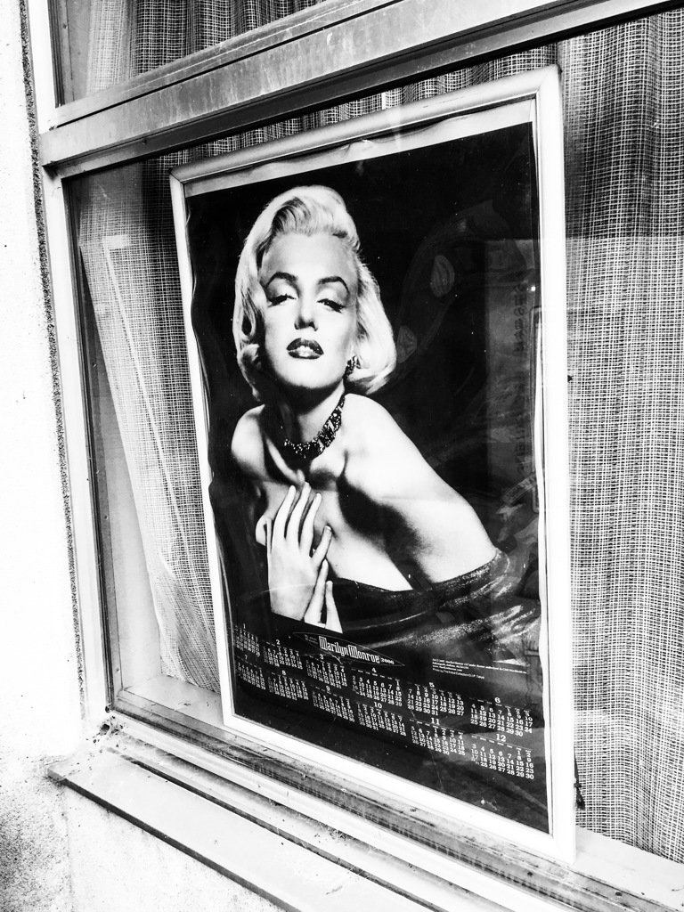 窓越しの風景１