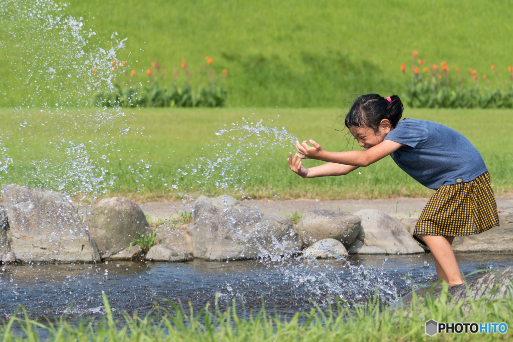 水と遊ぶ子