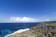 空と海と岸壁