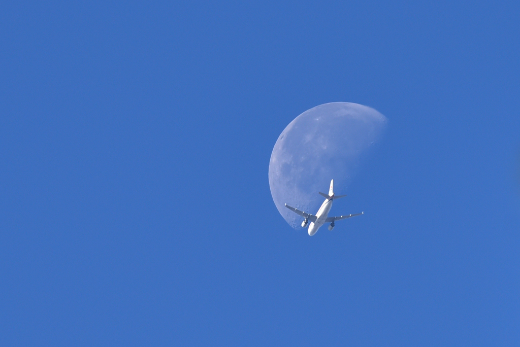 月と旅客機