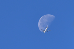 月と旅客機