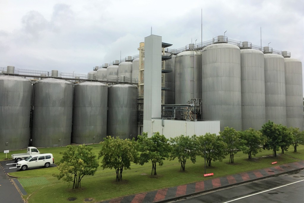 ビール工場の巨大なタンク