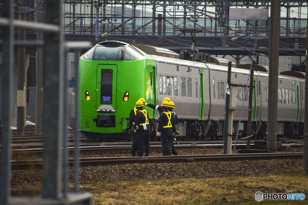 保線作業員と789系電車