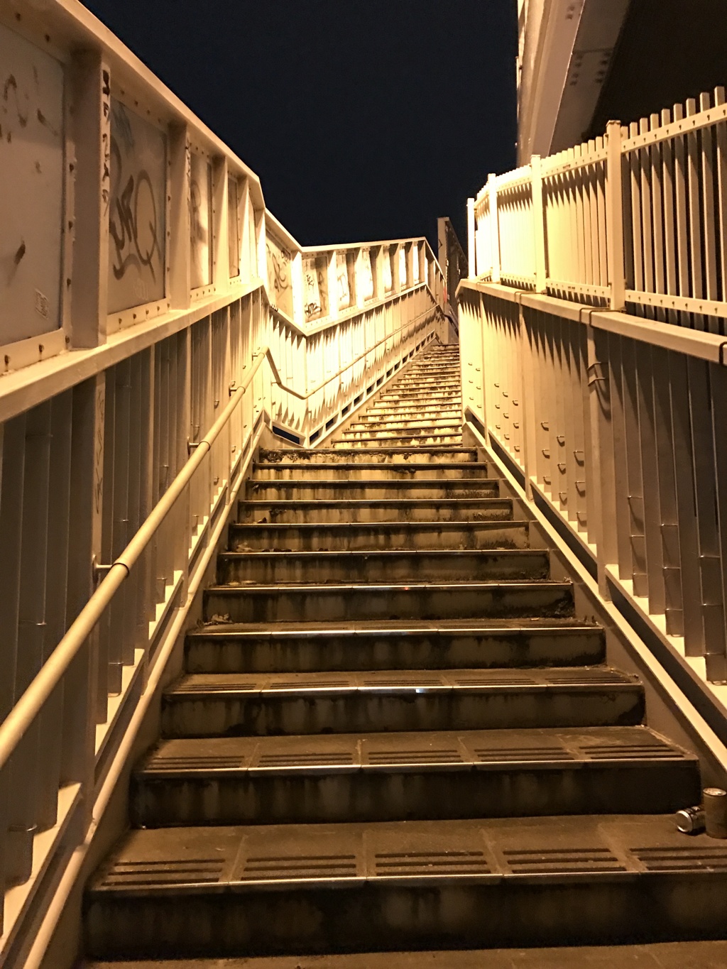 高架下の歩道橋