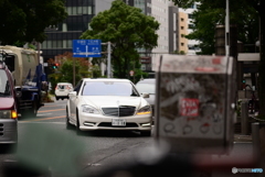 都市圏を行くハイエンドカー